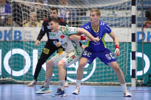 14.12.2025, xtgx, VfL Gummersbach - SC Magdeburg v.l. Elvar Orn Jonsson (Magdeburg, 19), Ellidi Snaer Vidarsson (Gummersbach, 4) Zweikampf, Duell, Kampf, tackle Gummersbach