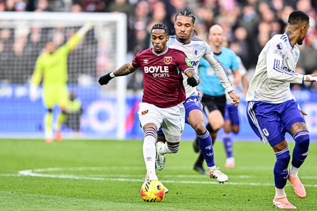 West Ham United v Aston Villa - Premier League Crysencio Summerville of West Ham goes forward with the ball during the Premier League match between West Ham United and Aston Villa at the London Stadium in Stratford, United Kingdom, on December 14, 2025. Stratford Greater London United Kingdom  Copyright: xMIxNewsx originalFilename:fletcher-westhamu251214_npcW4.jpg