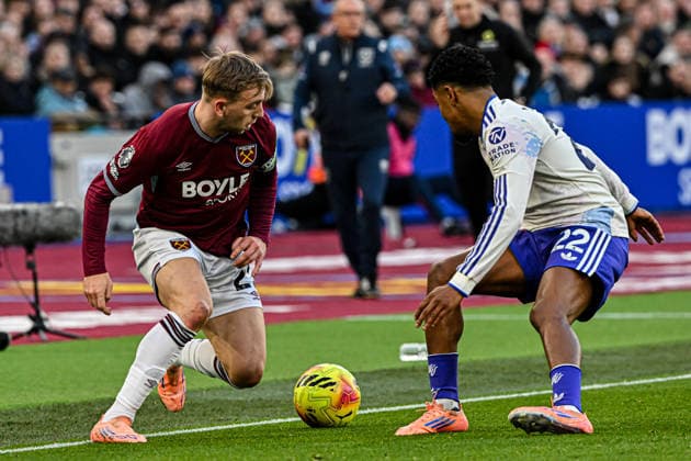 West Ham United v Aston Villa - Premier League Jarrod Bowen of West Ham is challenged by Ian Maatsen of Aston Villa during the Premier League match between West Ham United and Aston Villa at the London Stadium in Stratford, on December 14, 2025. Stratford Greater London United Kingdom  Copyright: xMIxNewsx originalFilename:fletcher-westhamu251214_npHyb.jpg