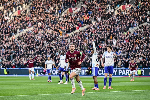 West Ham United v Aston Villa - Premier League Jarrod Bowen of West Ham celebrates after scoring the team s second goal during the Premier League match between West Ham United and Aston Villa at the London Stadium in Stratford, England, on December 14, 2025. Stratford Greater London United Kingdom  Copyright: xMIxNewsx originalFilename:fletcher-westhamu251214_npS5O.jpg