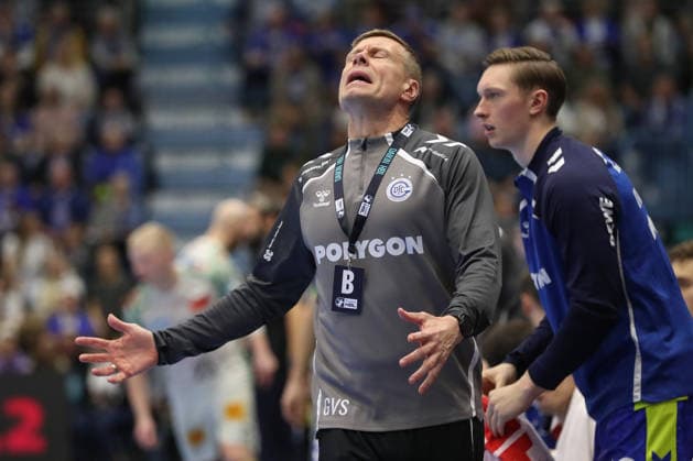 14.12.2025, xtgx, VfL Gummersbach - SC Magdeburg v.l. Gudjon Valur Sigurdsson (Gummersbach, Trainer) enttaeuscht, schaut enttaeuscht, niedergeschlagen, disappointed Gummersbach
