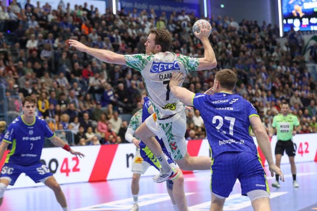 14.12.2025, xtgx, VfL Gummersbach - SC Magdeburg v.l. Felix Claar (Magdeburg, 7) wirft Tor, Torschuetze, erzielt Tor, Treffer, scores the goal Gummersbach