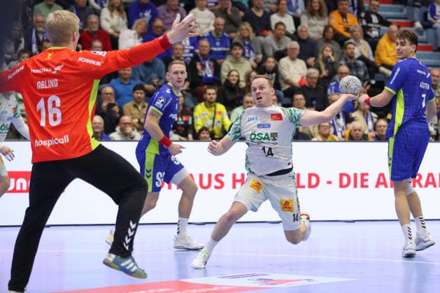 14.12.2025, xtgx, VfL Gummersbach - SC Magdeburg v.l. Omar Ingi Magnusson (Magdeburg, 14) wirft Tor, Torschuetze, erzielt Tor, Treffer, scores the goal Gummersbach