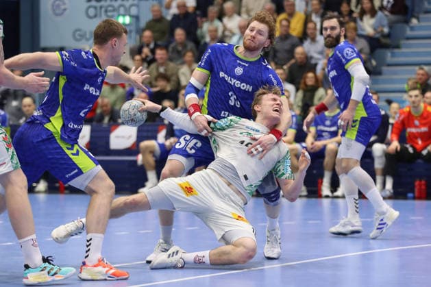 14.12.2025, xtgx, VfL Gummersbach - SC Magdeburg v.l. Gisli Thorgeir Kristjansson (Magdeburg, 10), Tom Kiesler (Gummersbach, 30) Zweikampf, Duell, Kampf, tackle Gummersbach