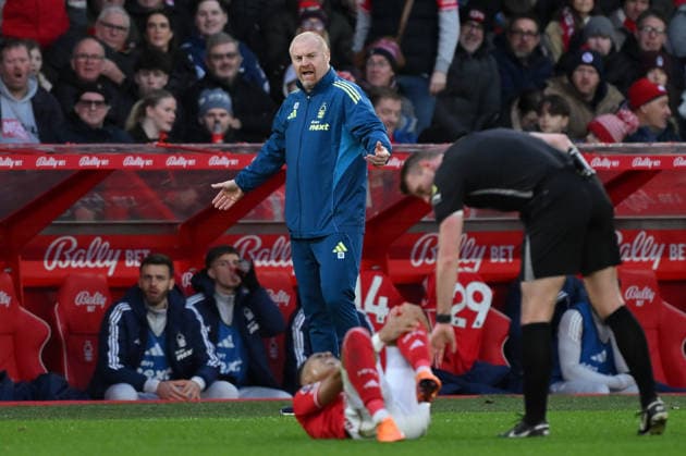 Nottingham Forest v Tottenham Hotspur - Premier League Sean Dyche, Nottingham Forest head coach, gestures at the referee after Omari Hutchinson of Nottingham Forest is fouled during the Premier League match between Nottingham Forest and Tottenham Hotspur at the City Ground in Nottingham, England, on December 14, 2025. Nottingham Nottinghamshire United Kingdom  Copyright: xMIxNewsx originalFilename:fletcher-nottingh251214_npFuS.jpg