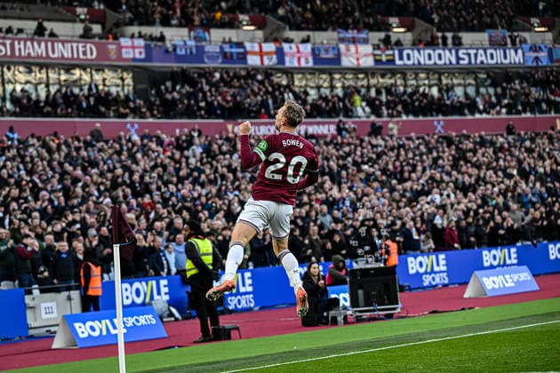West Ham United v Aston Villa - Premier League Jarrod Bowen of West Ham celebrates his goal in front of fans during the Premier League match between West Ham United and Aston Villa at the London Stadium in Stratford, England, on December 14, 2025. Stratford Greater London United Kingdom  Copyright: xMIxNewsx originalFilename:fletcher-westhamu251214_nptiT.jpg