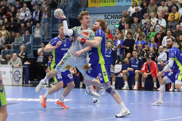 14.12.2025, xtgx, VfL Gummersbach - SC Magdeburg v.l. Gisli Thorgeir Kristjansson (Magdeburg, 10), Tom Kiesler (Gummersbach, 30) Zweikampf, Duell, Kampf, tackle Gummersbach