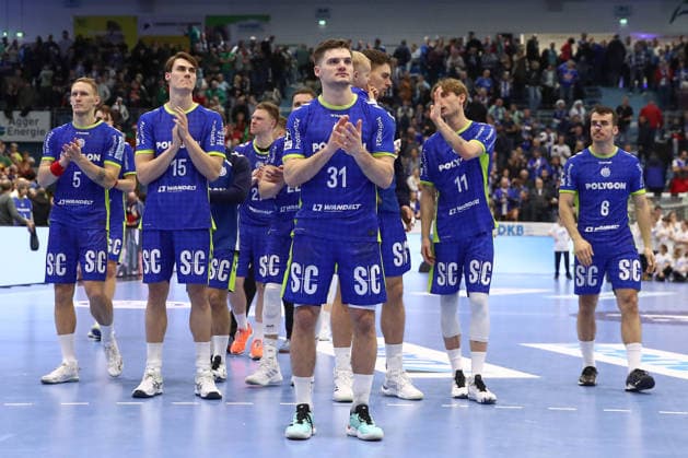 14.12.2025, xtgx, VfL Gummersbach - SC Magdeburg v.l. Gummersbach um Kay Smits (Gummersbach, 31) enttaeuscht, schaut enttaeuscht, niedergeschlagen, disappointed Gummersbach