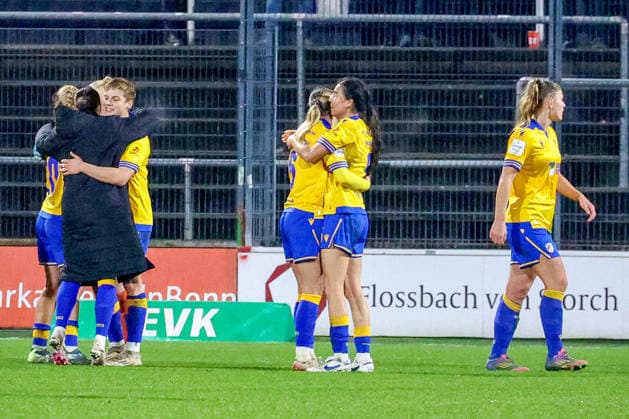 14.12.2025, xsscx, Frauen Fussball, 1. FC Koeln - FC Carl Zeiss Jena, 1. Fussball Bundesliga, 13. Spieltag, Franz-Kremer-Stadion, Saison 2025 2026: die Spielerinnen von Carl Zeiss Jena feiern ihren ersten Saisonsieg nach dem 0:1 gegen des 1. FC Koeln DFB regulations prohibit any use of photographs as image sequences and or quasi-video. Photo:xSandraxScherningxPressefotoKochx Nordrhein-Westfalen Germany