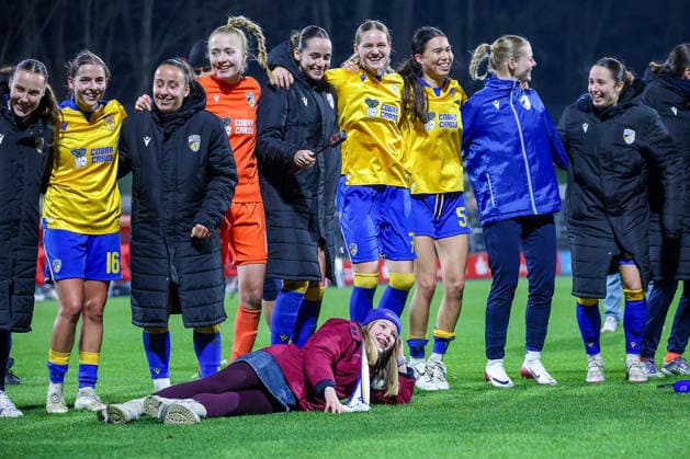 14.12.2025, xsscx, Frauen Fussball, 1. FC Koeln - FC Carl Zeiss Jena, 1. Fussball Bundesliga, 13. Spieltag, Franz-Kremer-Stadion, Saison 2025 2026: die Spielerinnen von Carl Zeiss Jena feiern ihren ersten Saisonsieg nach dem 0:1 gegen des 1. FC Koeln DFB regulations prohibit any use of photographs as image sequences and or quasi-video. Photo:xSandraxScherningxPressefotoKochx Nordrhein-Westfalen Germany