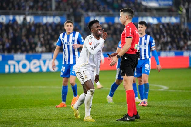 Deportivo Alaves v Real Madrid CF - LaLiga EA Sports Vinicius Junior left winger of Real Madrid and Brazil protest to referee during the LaLiga EA Sports match between Deportivo AlavÃ s and Real Madrid CF at Estadio de Mendizorroza on December 14, 2025 in Vitoria-Gasteiz, Spain. Vitoria-Gasteiz Basque Country Spain  Copyright: xJosexBretonx originalFilename:bretonhernandez-deportiv251214_npwYm.jpg
