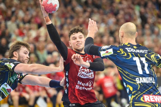 Handball I Herren I Saison 2025-2026 I Bundesliga I 17. Spieltag I SG Flensburg-Handewitt - Rhein-Neckar Löwen I 14.12.2025 von links Steven Plucnar Jacobsen (9, Rhein-Neckar Löwen), Marko Grgic (17, SG Flensburg-Handewitt), Lukas Sandell (11, Rhein-Neckar Löwen) Copyright: xLobeca JanxKirschnerx