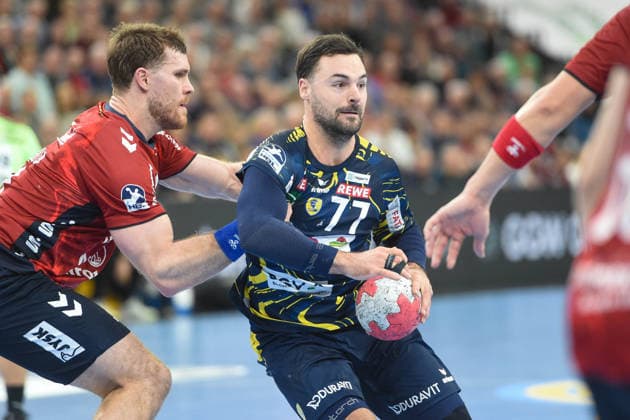 Handball I Herren I Saison 2025-2026 I Bundesliga I 17. Spieltag I SG Flensburg-Handewitt - Rhein-Neckar Löwen I 14.12.2025 von links Johannes Golla (4, SG Flensburg-Handewitt), Dani Baijens (77, Rhein-Neckar Löwen) Copyright: xLobeca JanxKirschnerx