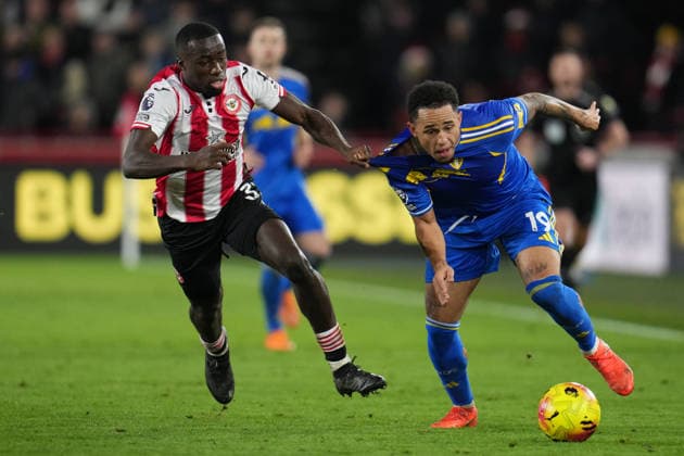 Premier League Brentford v Leeds United Michael Kayode of Brentford tries to hold back Noah Okafor of Leeds United during the Premier League match Brentford vs Leeds United at The Gtech Community Stadium, London, United Kingdom, 14th December 2025 (Photo by Harvey Murphy News Images) Copyright: xHarveyxMurphy NewsxImagesx