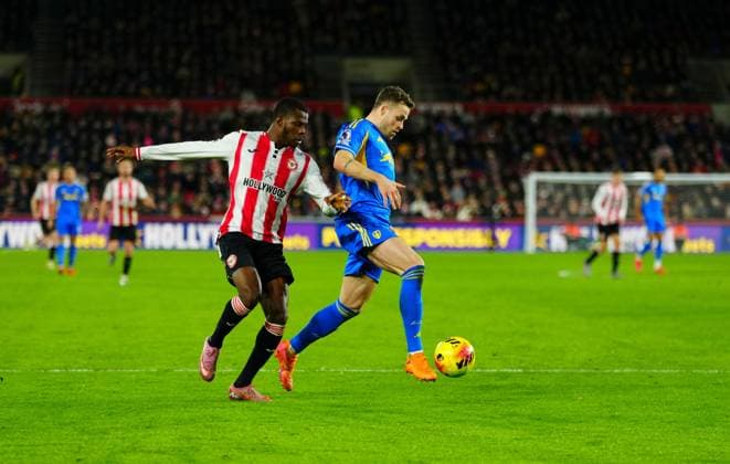 Gabriel Gudmundsson of Leeds United under pressure from Dango Outtara of Brentford Brentford v Leeds United, Premier League, Football, Gtech Community Stadium, London, UK - 14 Dec 2025London Gtech Community Stadium United Kingdom EDITORIAL USE ONLY No use with unauthorised audio, video, data, fixture lists, club league logos or live services. Online in-match use limited to 120 images, no video emulation. No use in betting, games or single club league player publications. Copyright: xJavierxGarcia Shutterstockx 16081652ap