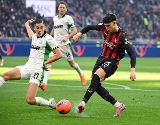 (251215) -- MILAN, Dec. 15, 2025 -- AC Milan s Davide Bartesaghi (R) shoots and scores his second goal during a Serie A football match between AC Milan and Sassuolo in Milan, Italy, Dec. 14, 2025. (Photo by Xinhua) (SP)ITALY-MILAN-FOOTBALL-SERIE A-AC MILAN VS SASSUOLO AlbertoxLingria 