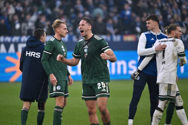 Jubelschrei Nikola Katic (FC Schalke 04) nach dem Abpfiff, links Timo Becker (FC Schalke 04), rechts Torwart Luca Podlech (FC Schalke 04) mit Torwart Loris Karius (Schalke 04) 14.12.2025, Fussball 2. Bundesliga, Saison 2025 2026, 16. Spieltag, FC Schalke 04 - 1. FC Nürnberg 1:0 DFL regulations prohibit any use of photographs as image sequences and or quasi-video Gelsenkirchen Veltins Arena Nordrhein Westfalen Deutschland
