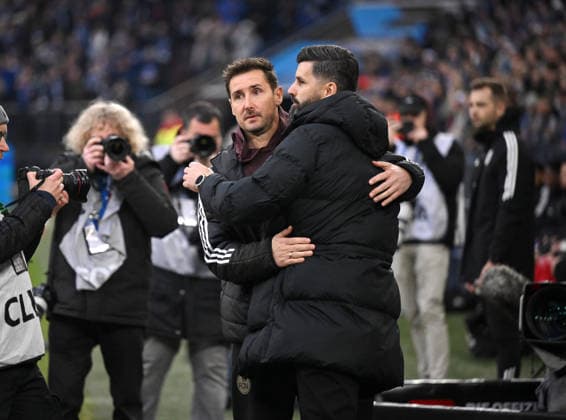 Trainer Miroslav Klose (1.FC Nuernberg) begrüsst vor dem Spiel Trainer Miron Muslic (FC Schalke 04) 14.12.2025, Fussball 2. Bundesliga, Saison 2025 2026, 16. Spieltag, FC Schalke 04 - 1. FC Nürnberg 1:0 DFL regulations prohibit any use of photographs as image sequences and or quasi-video Gelsenkirchen Veltins Arena Nordrhein Westfalen Deutschland