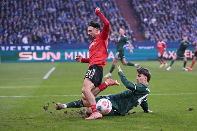 Mertcan Ayhan (Schalke 04), re., gegen Berkay YÄ±lmaz (1.FC Nuernberg) 14.12.2025, Fussball 2. Bundesliga, Saison 2025 2026, 16. Spieltag, FC Schalke 04 - 1. FC Nürnberg 1:0 DFL regulations prohibit any use of photographs as image sequences and or quasi-video Gelsenkirchen Veltins Arena Nordrhein Westfalen Deutschland