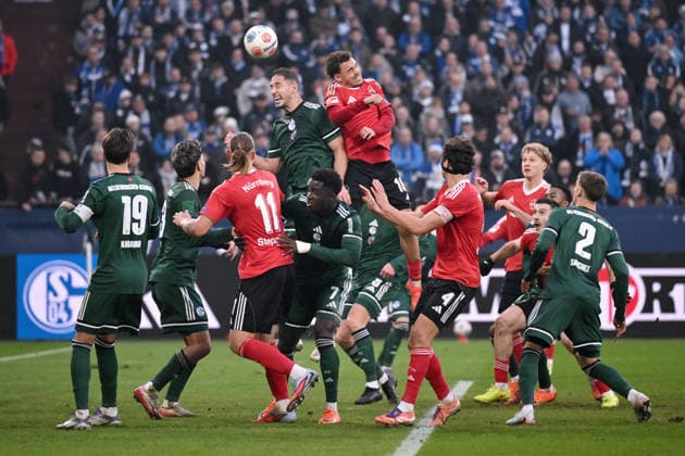 Kopfballduell Nikola Katic (FC Schalke 04), li., gegenn Rafael Lubach (1.FC Nuernberg) 14.12.2025, Fussball 2. Bundesliga, Saison 2025 2026, 16. Spieltag, FC Schalke 04 - 1. FC Nürnberg 1:0 DFL regulations prohibit any use of photographs as image sequences and or quasi-video Gelsenkirchen Veltins Arena Nordrhein Westfalen Deutschland