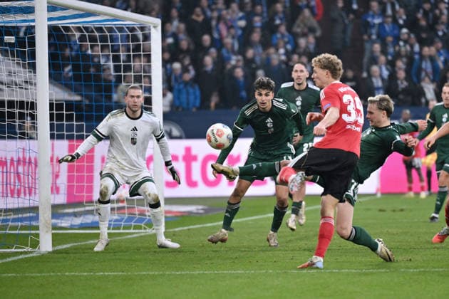 Torwart Loris Karius (Schalke 04), Mertcan Ayhan (Schalke 04), Piet Scobel (1.FC Nuernberg), Finn Porath (FC Schalke 04), v.li. 14.12.2025, Fussball 2. Bundesliga, Saison 2025 2026, 16. Spieltag, FC Schalke 04 - 1. FC Nürnberg 1:0 DFL regulations prohibit any use of photographs as image sequences and or quasi-video Gelsenkirchen Veltins Arena Nordrhein Westfalen Deutschland