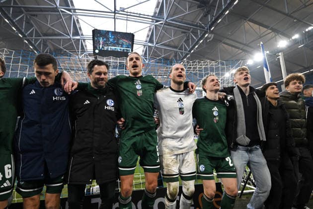 Schalkes Spieler feiern den Sieg, v.li., Ron Schallenberg (FC Schalke 04), Tim Hoogland (Co Trainer FC Schalke 04), Timo Becker (FC Schalke 04), Torwart Loris Karius (Schalke 04), Finn Porath (FC Schalke 04) 14.12.2025, Fussball 2. Bundesliga, Saison 2025 2026, 16. Spieltag, FC Schalke 04 - 1. FC Nürnberg 1:0 DFL regulations prohibit any use of photographs as image sequences and or quasi-video Gelsenkirchen Veltins Arena Nordrhein Westfalen Deutschland