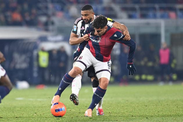 Santigo Castro (Bologna Fc) in action hindered by Gleison Bremer (Juventus Fc) during Bologna FC vs Juventus FC, Italian soccer Serie A match in Bologna, Italy, December 14 2025  Copyright: xGianlucaxRicci IPAxSportx xipa-agency.netx xx IPA_69176792 IPA_Agency_IPA69176792
