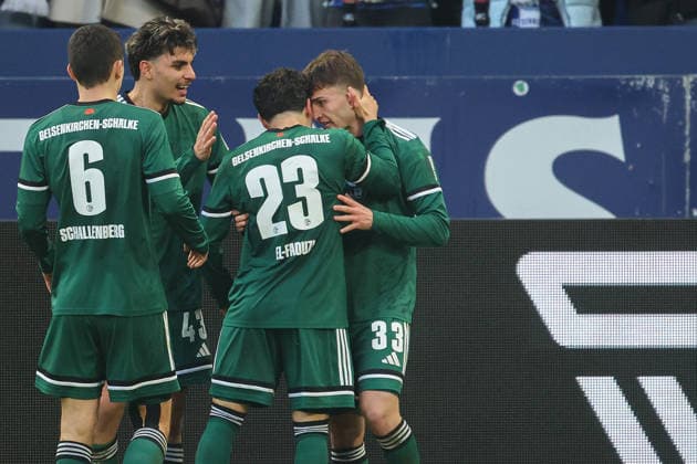 2. Bundesliga - FC Schalke 04 - 1. FC Nürnberg am 14.12.2025 in der Veltins-Arena auf Schalke Jubel, Torjubel, Torschuetze, Torschütze Vitalie Becker (Schalke 33) jubelt nach seinem Tor zum 1 zu 0 mit der Mannschaft u.a. mit Ron Schallenberg (Schalke 6) und Soufiane El Faouzi (Schalke 23)