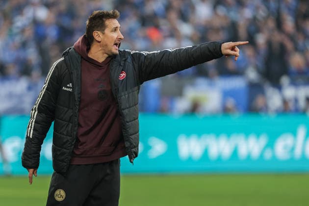 2. Bundesliga - FC Schalke 04 - 1. FC Nürnberg am 14.12.2025 in der Veltins-Arena auf Schalke Trainer Miroslav Miro Klose (Nuernberg) gibt lautstark Anweisungen
