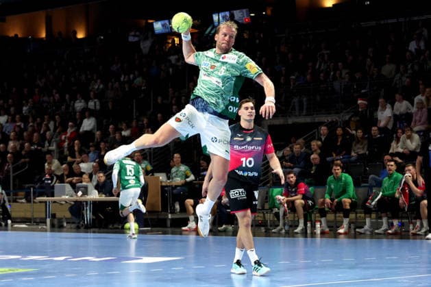 DEU, DHB, 1.HBL, Fuechse Berlin vs. Wetzlar, 14.12.2025, Max-Schmeling-Halle, Berlin, DEU, DHB, 1.HBL, Fuechse Berlin vs. Wetzlar, im Bild Max Darj (Fuechse Berlin 5), Josip Simic (HSG Wetzlar 10)