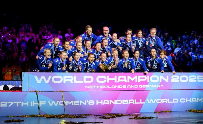 Siegerehrung, Jubel Team NOR, 1.Platz, mit dem Pokal, Mannschaft, Handball Weltmeisterschaft der Frauen 2025, Finale Deutschland (GER) - Norwegen (NOR) 20:23, am 14.12.2025 in Rotterdam Niederlande. Handball WM der Frauen vom 26.11.-14.12.2025 in Deutschland Niederlande. Â