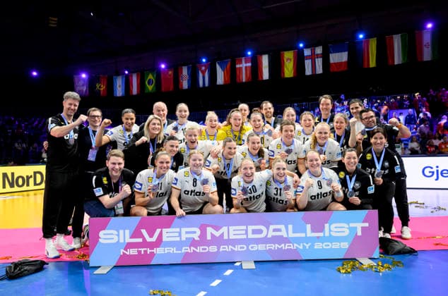 Jubel Team GER mit den Medaillen, 2.Platz, Vizeweltmeister, Silber, Mannschaft, Silver Medallist, Handball Weltmeisterschaft der Frauen 2025, Finale Deutschland (GER) - Norwegen (NOR) 20:23, am 14.12.2025 in Rotterdam Niederlande. Handball WM der Frauen vom 26.11.-14.12.2025 in Deutschland Niederlande. Â