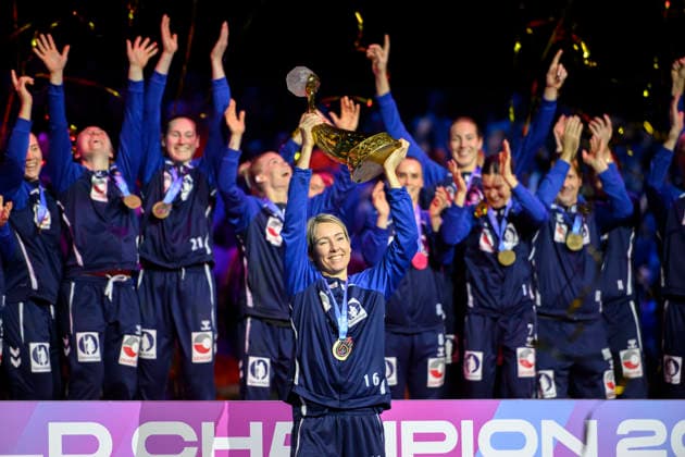 Siegerehrung, Jubel Team NOR, 1.Platz, Torwart Torhueterin Katrine Lunde (NOR) mit dem Pokal, Handball Weltmeisterschaft der Frauen 2025, Finale Deutschland (GER) - Norwegen (NOR) 20:23, am 14.12.2025 in Rotterdam Niederlande. Handball WM der Frauen vom 26.11.-14.12.2025 in Deutschland Niederlande. Â