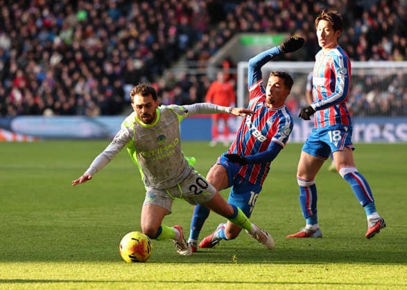 London, England, 14th December 2025. Yeremi Pino of Crystal Palace and Bernardo Silva of Manchester City during the Crystal Palace vs Manchester City Premier League match at Selhurst Park, London. Picture credit should read: David Klein Sportimage EDITORIAL USE ONLY. No use with unauthorised audio, video, data, fixture lists, club league logos or live services. Online in-match use limited to 120 images, no video emulation. No use in betting, games or single club league player publications. SPI_DK_011_Crystal_Palace_Man_City SPI-4377-0011