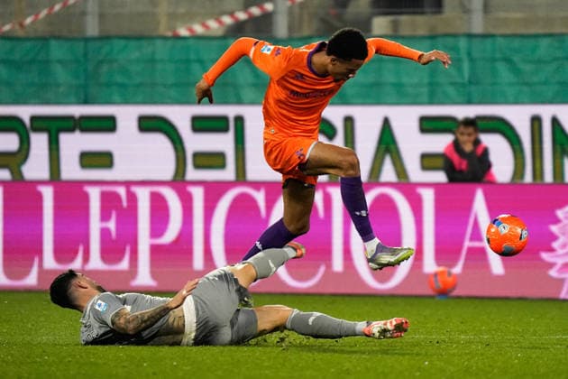 Fiorentina s Amir Richardson fight for the ball with Verona s Unai Nunez during the Serie A soccer match between Fiorentina and Verona at the Artemio Franchi stadium in Florence, center of Italy - Sunday, December 14, 2025. - Soccer  Copyright: xMarcoxBucco LaxPressex