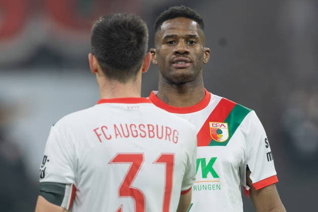 Eintracht Frankfurt - FC Augsburg, 1. FBL Samuel Essende (FC Augsburg, 9) und Keven Schlotterbeck (FC Augsburg, 31). Bundesligaspiel zwischen Eintracht Frankfurt und dem FC Augsburg am 13. Dezember 2025 im Deutsche Bank Park in Frankfurt am Main., Frankfurt am Main Hessen Deutschland Deutsche Bank Park