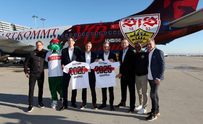 BAU 15.12.2025 Stuttgart Fußball VfB Stuttgart Empfang Flugzeug VfBExpress, v.l. Timo Hildebrand, Maskottchen Fritzle, Ulrich Heppe (Flughafenchef), Max Kownatzki (CEO Sunexpress), Vorstandsvorsitzender Alexander Wehrle (VfB), Helmut Wölfel (CCO Sunexpress), Cacau und Maurizio Gaudino *** BAU 15 12 2025 Stuttgart Football VfB Stuttgart Reception Airplane VfBExpress, from l Timo Hildebrand, Mascot Fritzle, Ulrich Heppe Airport CEO , Max Kownatzki CEO Sunexpress , Chairman of the Board Alexander Wehrle VfB , Helmut Wölfel CCO Sunexpress , Cacau and Maurizio Gaudino