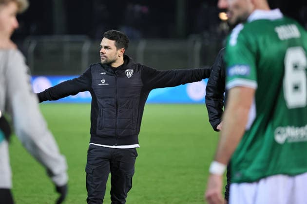 14.12.2025, Fussball, Herren, Dritte Liga, 18. Spieltag 3. Liga Saison 2025 2026: FC Schweinfurt 05 - TSV Havelse Trainer Victor Kleinhenz (FC Schweinfurt 05) nach Abpfiff im Mannschaftskreis Schweinfurt Riedel Bau Arena im Sachs-Stadio Bayern Unterfranken Deutschland