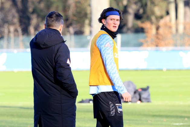 DEU, DFL, 2. FBL Hertha BSC, Training, 15.12.2025, Sportforum, Berlin, DEU, DFL, 2. FBL Hertha BSC, Training, im Bild Cheftrainer Stefan Leitl (Hertha BSC Berlin), Fabian Reese (Hertha BSC Berlin 11) DFL - regulations prohibit any use of Photographs as image sequences and or quasi-video