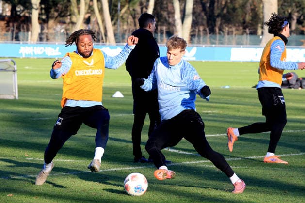 DEU, DFL, 2. FBL Hertha BSC, Training, 15.12.2025, Sportforum, Berlin, DEU, DFL, 2. FBL Hertha BSC, Training, im Bild Deyovaisio Zeefuik (Hertha BSC Berlin 42), Luca Schuler (Hertha BSC Berlin 18) DFL - regulations prohibit any use of Photographs as image sequences and or quasi-video