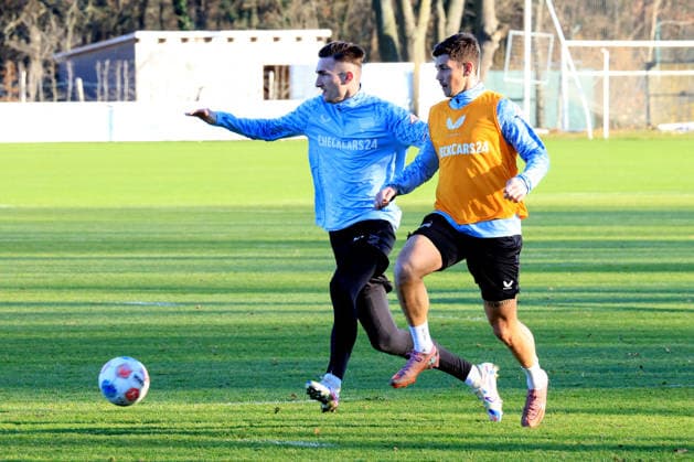 DEU, DFL, 2. FBL Hertha BSC, Training, 15.12.2025, Sportforum, Berlin, DEU, DFL, 2. FBL Hertha BSC, Training, im Bild Niklas Kolbe (Hertha BSC Berlin 27), Dawid Kownacki (Hertha BSC Berlin 9) DFL - regulations prohibit any use of Photographs as image sequences and or quasi-video