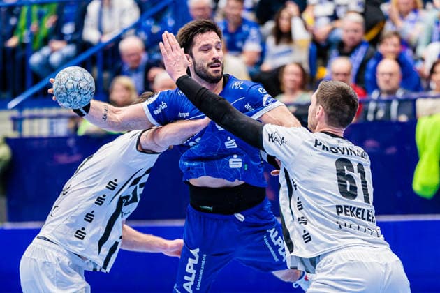 v.l. Veron Nacinovic (THW Kiel, 93), Tim Suton (TBV Lemgo Lippe, 23), Hendrik Pekeler (THW Kiel, 61) GER, TBV Lemgo Lippe vs. THW Kiel, Handball, 1. Bundesliga, 17. Spieltag, Spielzeit 2025 2026, 14.12.2025 GER, TBV Lemgo Lippe vs. THW Kiel, Handball, 1. Bundesliga, 17. Spieltag, Spielzeit 2025 2026, 14.12.2025 Lemgo Copyright: xEibner-Pressefoto JanxRollingerx EP_JSK