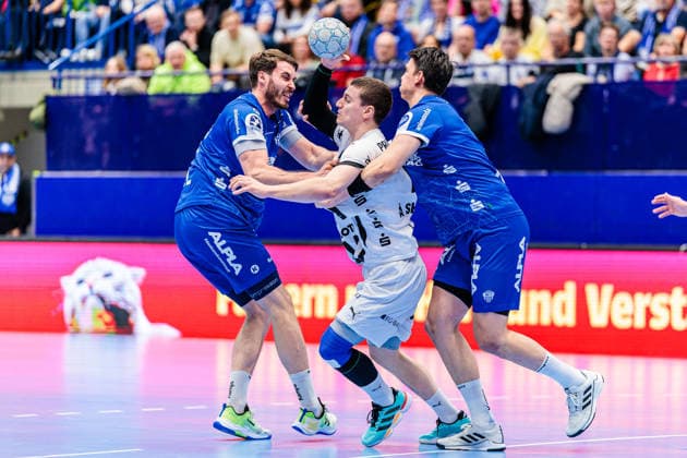 v.l. Hendrik Wagner (TBV Lemgo Lippe, 28), Elias Ellefsen A Skipagotu (THW Kiel, 71), Frederik Simak (TBV Lemgo Lippe, 08) GER, TBV Lemgo Lippe vs. THW Kiel, Handball, 1. Bundesliga, 17. Spieltag, Spielzeit 2025 2026, 14.12.2025 GER, TBV Lemgo Lippe vs. THW Kiel, Handball, 1. Bundesliga, 17. Spieltag, Spielzeit 2025 2026, 14.12.2025 Lemgo Copyright: xEibner-Pressefoto JanxRollingerx EP_JSK