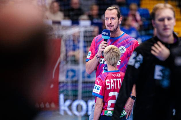 v.l. Pascal Hens (DYN Experte), Anett Sattkler (DYN Kommentatorin) GER, TBV Lemgo Lippe vs. THW Kiel, Handball, 1. Bundesliga, 17. Spieltag, Spielzeit 2025 2026, 14.12.2025 GER, TBV Lemgo Lippe vs. THW Kiel, Handball, 1. Bundesliga, 17. Spieltag, Spielzeit 2025 2026, 14.12.2025 Lemgo Copyright: xEibner-Pressefoto JanxRollingerx EP_JSK