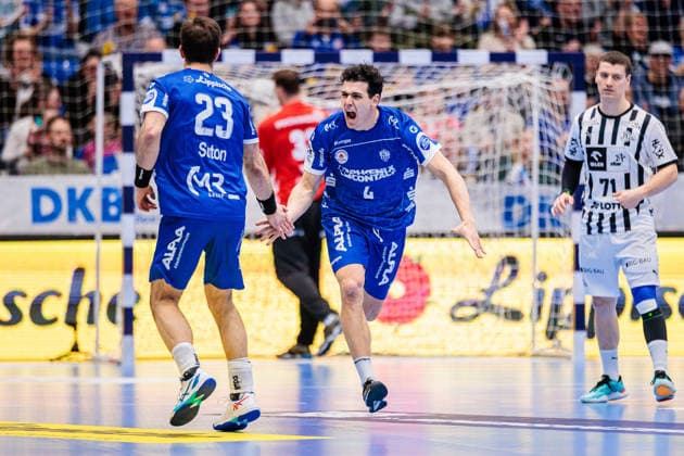 v.l. Tim Suton (TBV Lemgo Lippe, 23), Samuel Zehnder (TBV Lemgo Lippe, 04) jubelt nach Torerfolg Tor GER, TBV Lemgo Lippe vs. THW Kiel, Handball, 1. Bundesliga, 17. Spieltag, Spielzeit 2025 2026, 14.12.2025 GER, TBV Lemgo Lippe vs. THW Kiel, Handball, 1. Bundesliga, 17. Spieltag, Spielzeit 2025 2026, 14.12.2025 Lemgo Copyright: xEibner-Pressefoto JanxRollingerx EP_JSK