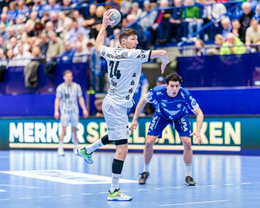 Lukas Zerbe (THW Kiel, 24) beim Siebenmeter 7 Meter Wurf GER, TBV Lemgo Lippe vs. THW Kiel, Handball, 1. Bundesliga, 17. Spieltag, Spielzeit 2025 2026, 14.12.2025 GER, TBV Lemgo Lippe vs. THW Kiel, Handball, 1. Bundesliga, 17. Spieltag, Spielzeit 2025 2026, 14.12.2025 Lemgo Copyright: xEibner-Pressefoto JanxRollingerx EP_JSK