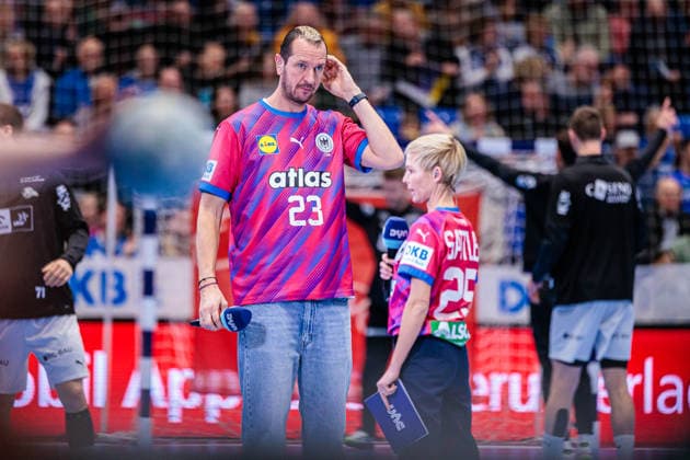 v.l. Pascal Hens (DYN Experte), Anett Sattkler (DYN Kommentatorin) GER, TBV Lemgo Lippe vs. THW Kiel, Handball, 1. Bundesliga, 17. Spieltag, Spielzeit 2025 2026, 14.12.2025 GER, TBV Lemgo Lippe vs. THW Kiel, Handball, 1. Bundesliga, 17. Spieltag, Spielzeit 2025 2026, 14.12.2025 Lemgo Copyright: xEibner-Pressefoto JanxRollingerx EP_JSK