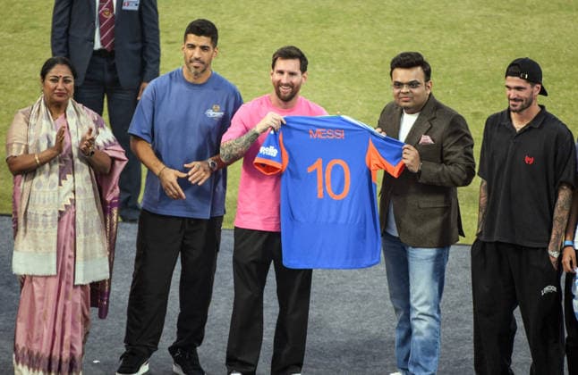 Footballers Lionel Messi, Luis Suarez, and Rodrigo De Paul at the Arun Jaitley Stadium New Delhi, Dec 15 (ANI): International Cricket Council (ICC) Chairman Jay Shah presents a jersey to footballer Lionel Messi at the Arun Jaitley Stadium, in New Delhi on Monday. Delhi Chief Minister Rekha Gupta and footballers Rodrigo De Paul and Luis Suarez are also present. NEW DELHI Delhi India Copyright: xANIx ANI_20251215374
