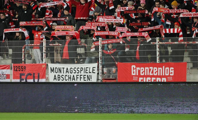 Plakat, Transparent der Unionfans: Montagsspiele abschaffen! Fußball Fussball Frauen Damen Bundesliga 13. Spieltag Saison 2025 2026 15.12.2025 1.FC Union Berlin vs. SG Eintracht Frankfurt SGE DFL regulations prohibit any use of photographs as image sequences and or quasi-video