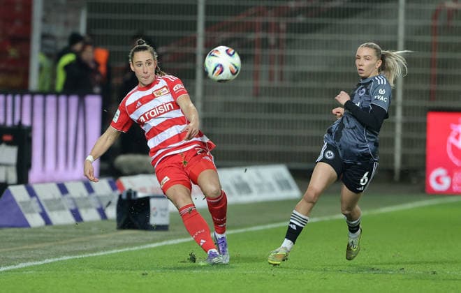 Anna Weiß , Elisa Senß Zweikampf Spielszene Aktion Fußball Fussball Frauen Damen Bundesliga 13. Spieltag Saison 2025 2026 15.12.2025 1.FC Union Berlin vs. SG Eintracht Frankfurt SGE DFL regulations prohibit any use of photographs as image sequences and or quasi-video
